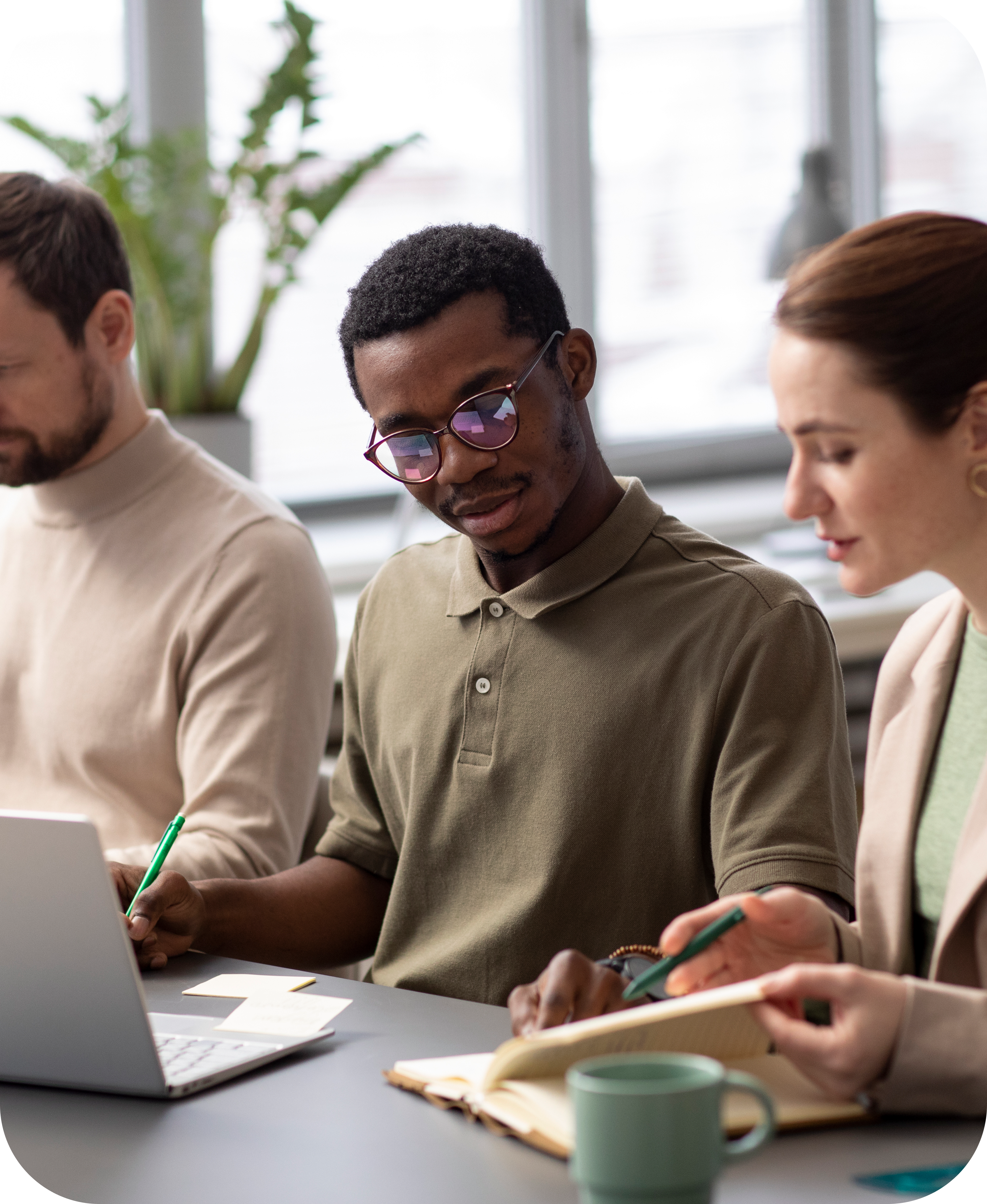 Equipe de RH acompanhando a gestão de benefícios com a Blumi